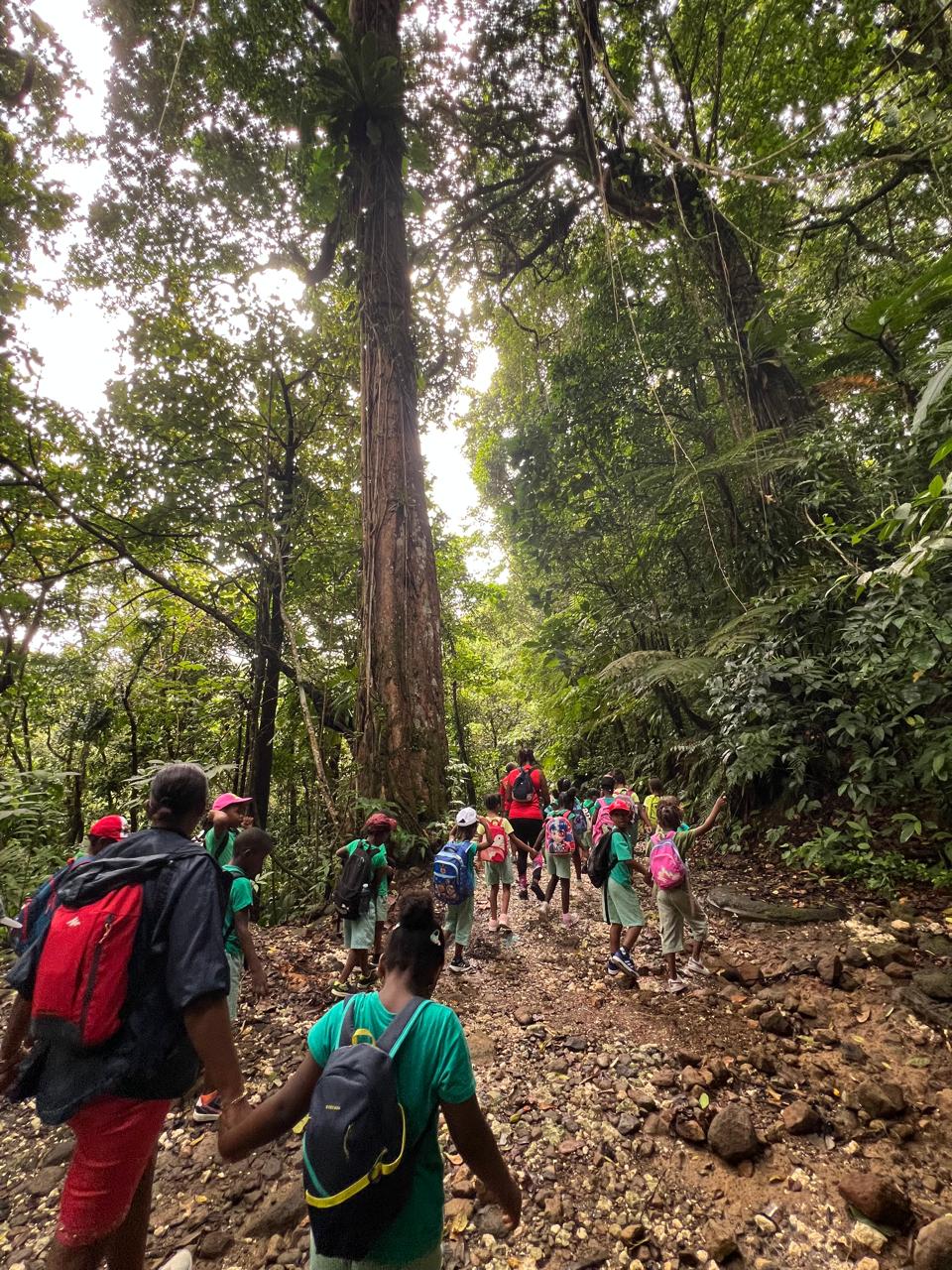 Une image contenant plein air, personnes, Équipement de randonnée, personne    Le contenu généré par l’IA peut être incorrect.