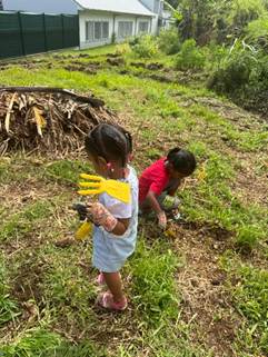 Une image contenant plein air, herbe, jeune enfant, habits    Le contenu généré par l’IA peut être incorrect.