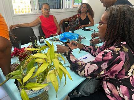 Une image contenant personne, habits, Visage humain, table    Le contenu généré par l’IA peut être incorrect.